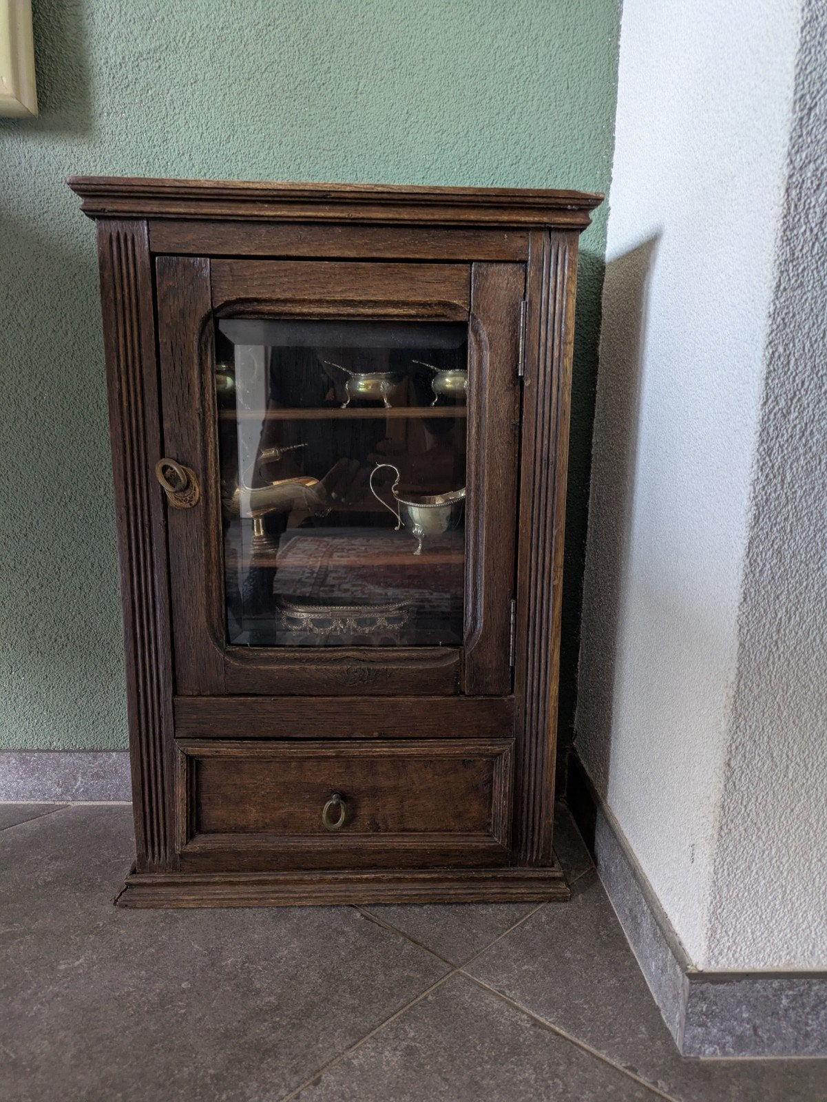 Antieke houten vitrinekastje met lade, Ophalen