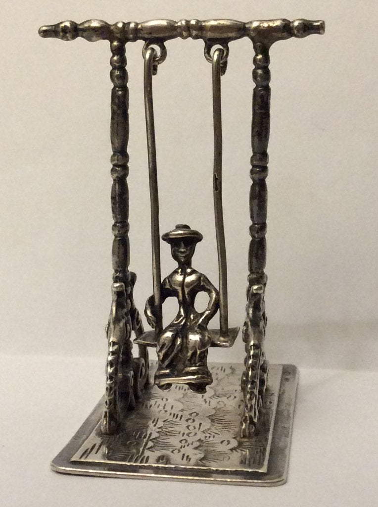 Zilveren miniatuur vrouw op schommel, zilversmid Niekerk, Verzenden, Zilver