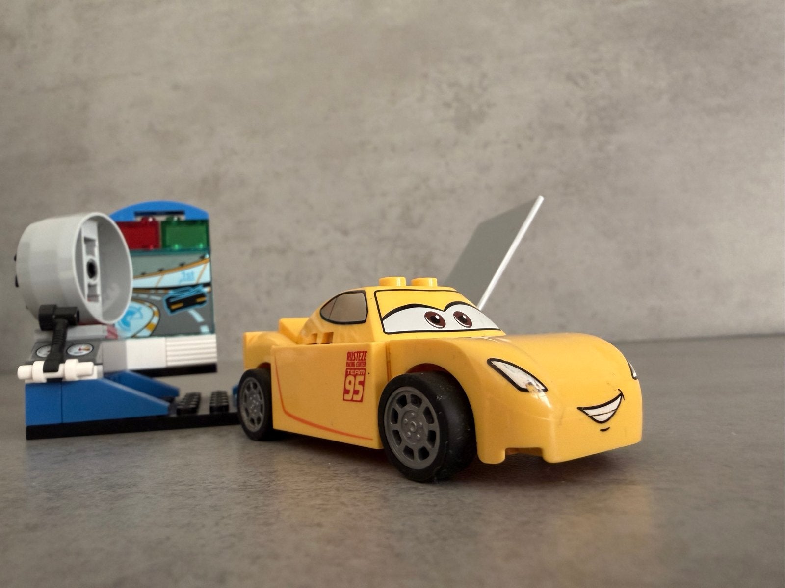 LEGO Juniors Cars 10731 - Cruz Ramirez race-simulator, Inclusief instructies, Gebruikt, Lego, Ophalen of Verzenden