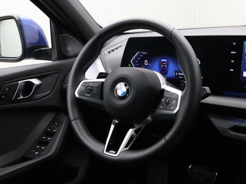 BMW 1 Serie 120 M-Sport (bj 2024, automaat), Auto's, BMW, Gebruikt, 156 pk, Met garantie (alle), Blauw
