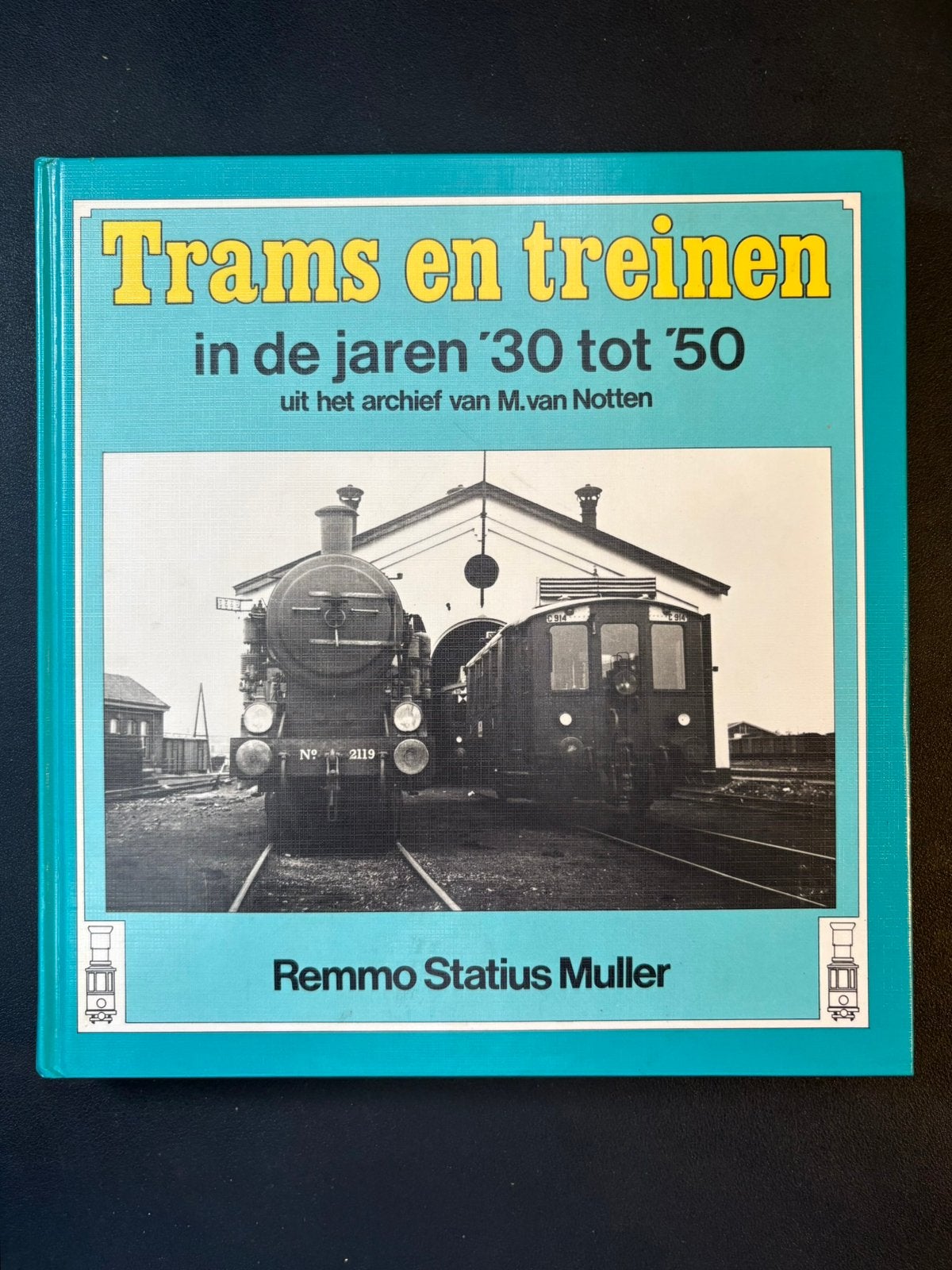 Trams en treinen in de jaren ‘30 tot ‘50 (1987), Ophalen of Verzenden, Zo goed als nieuw, Trein, Boek of Tijdschrift