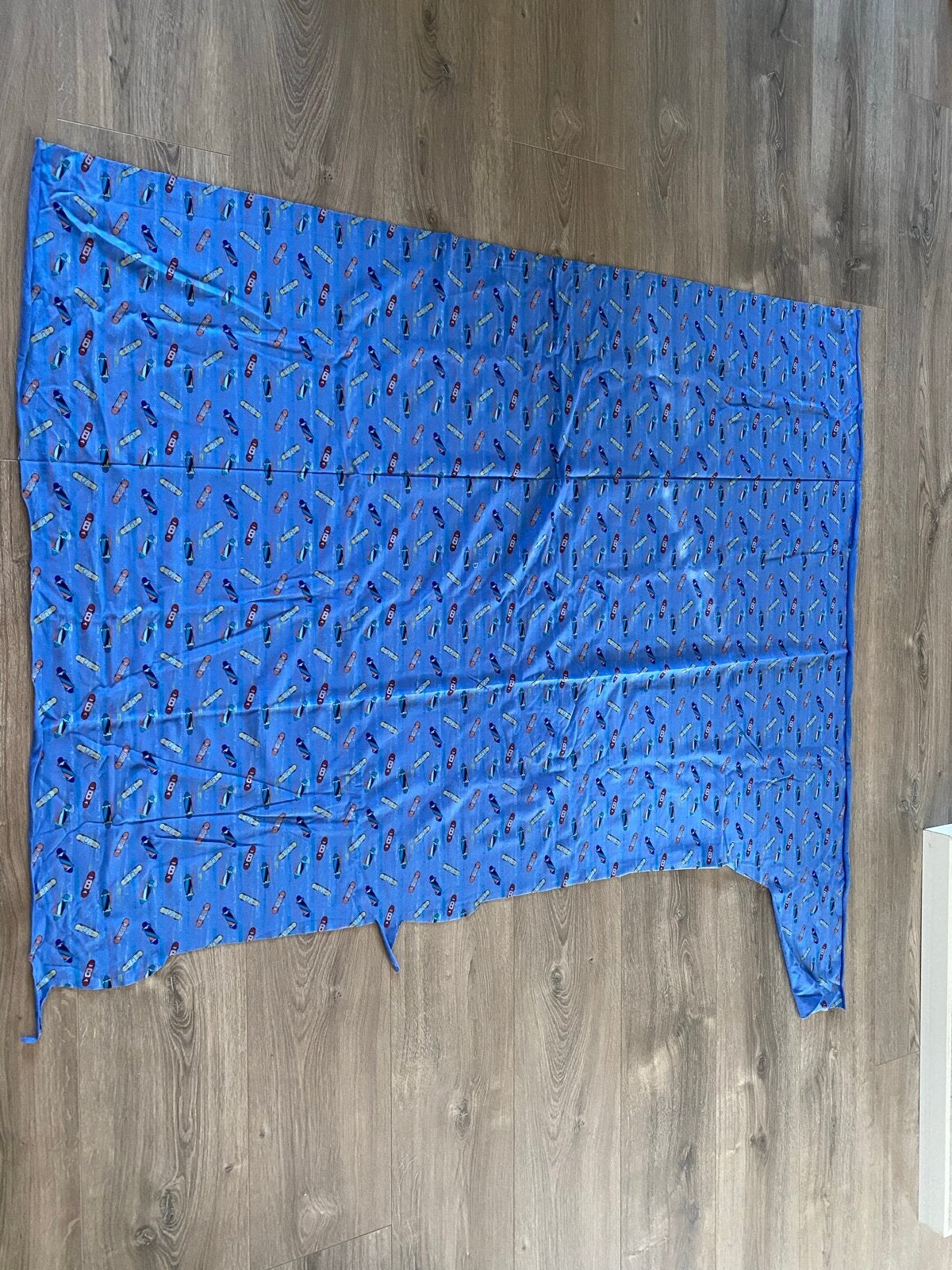 Blauwe stof met skateboardprint, Overige materialen, Gebruikt, Blauw, 120 cm of meer