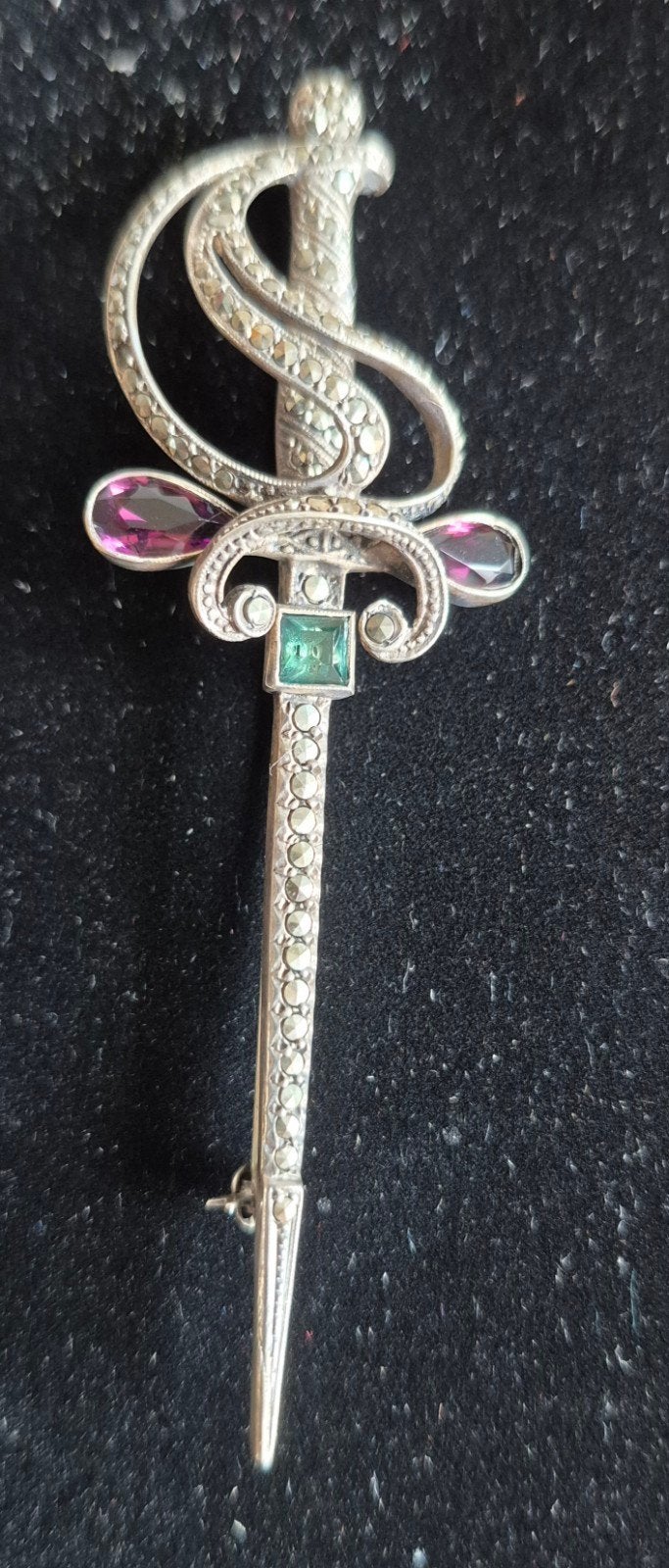 Zilveren värja broche met marcasieten en paars/groen glas, Sieraden, Tassen en Uiterlijk, Broches, Met kristal, 4 tot 7 cm, Gebruikt