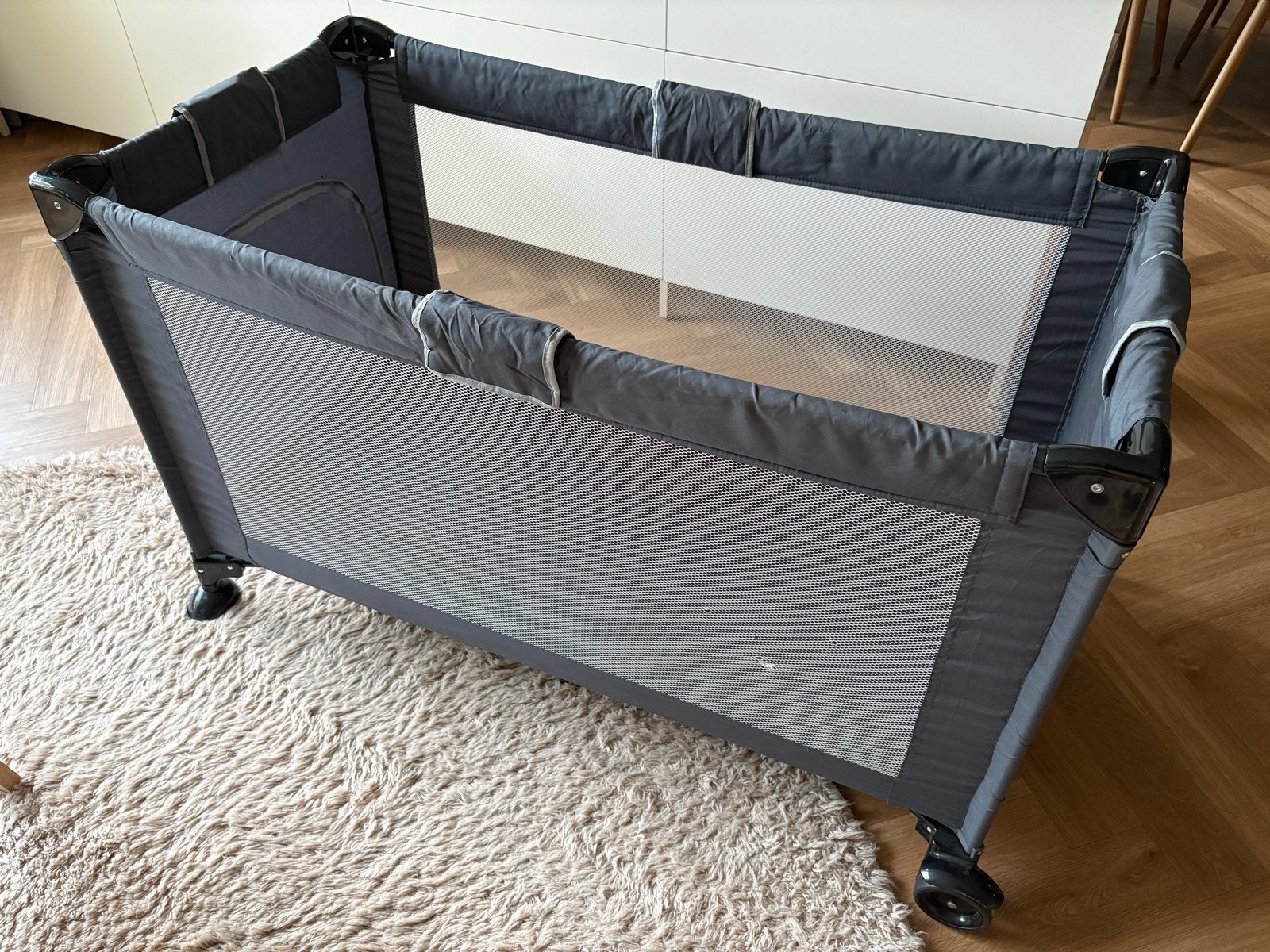 Compact campingbedje/box met wieltjes, Ophalen, Gebruikt, Rechthoekig, Wieltjes