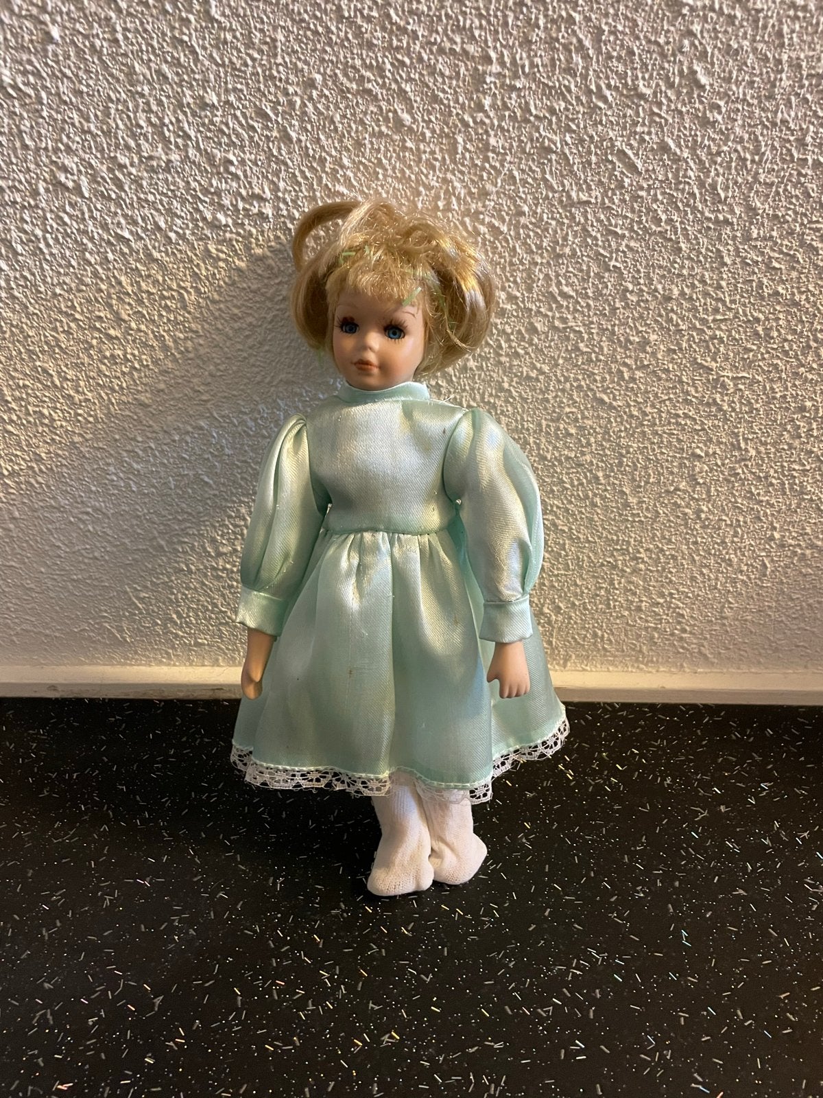 Vintage porseleinen pop in mintgroene jurk, Ophalen of Verzenden, Zo goed als nieuw, Overige typen