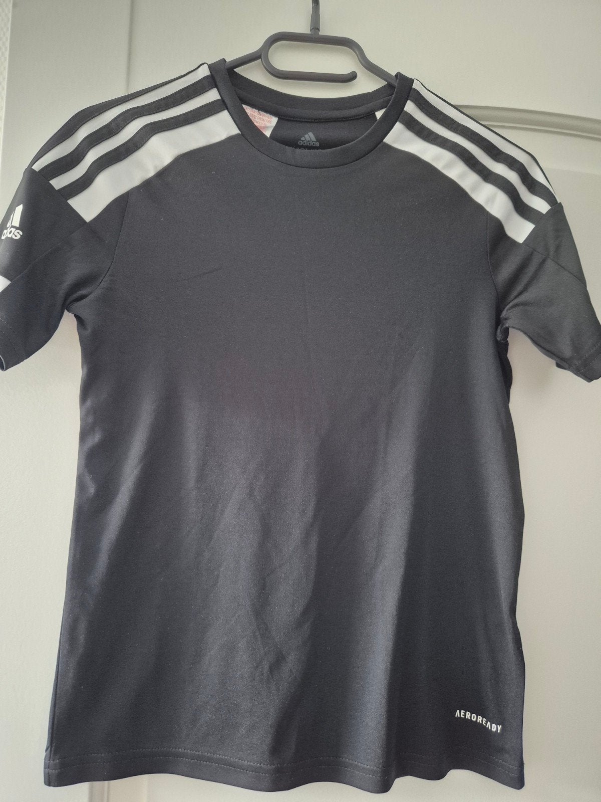 Adidas sportshirt maat 152 - Zwart met witte strepen, Kinderen en Baby's, Kinderkleding | Maat 152, Adidas, Jongen of Meisje, Sport- of Zwemkleding