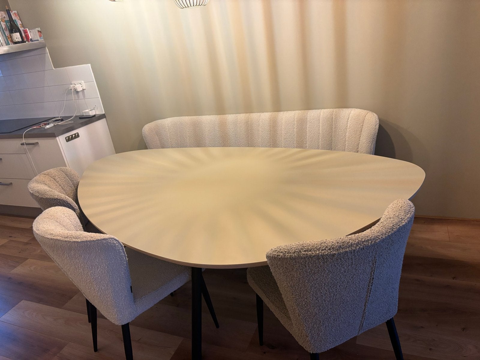 Moderne eettafel met bank en stoelen, Huis en Inrichting, Tafels | Eettafels, Ophalen, Overige materialen, 100 tot 150 cm, Zo goed als nieuw