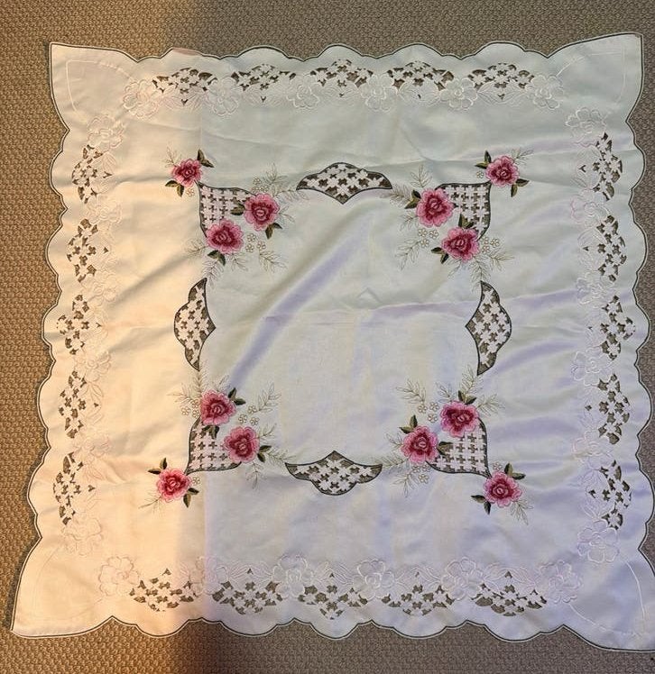 Geborduurd tafelkleed met rozenmotief. 80x80 centimeter, Ophalen of Verzenden, Zo goed als nieuw, Vierkant