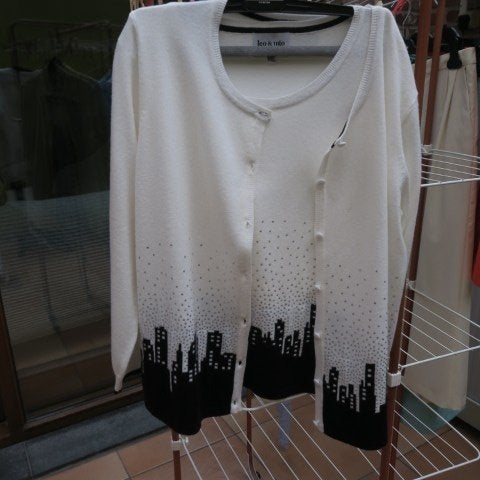 Twinsetje print huisjes cardigan strass Leo&Ugo mt 42, Wit, Maat 42/44 (L), Nieuw, Ophalen of Verzenden