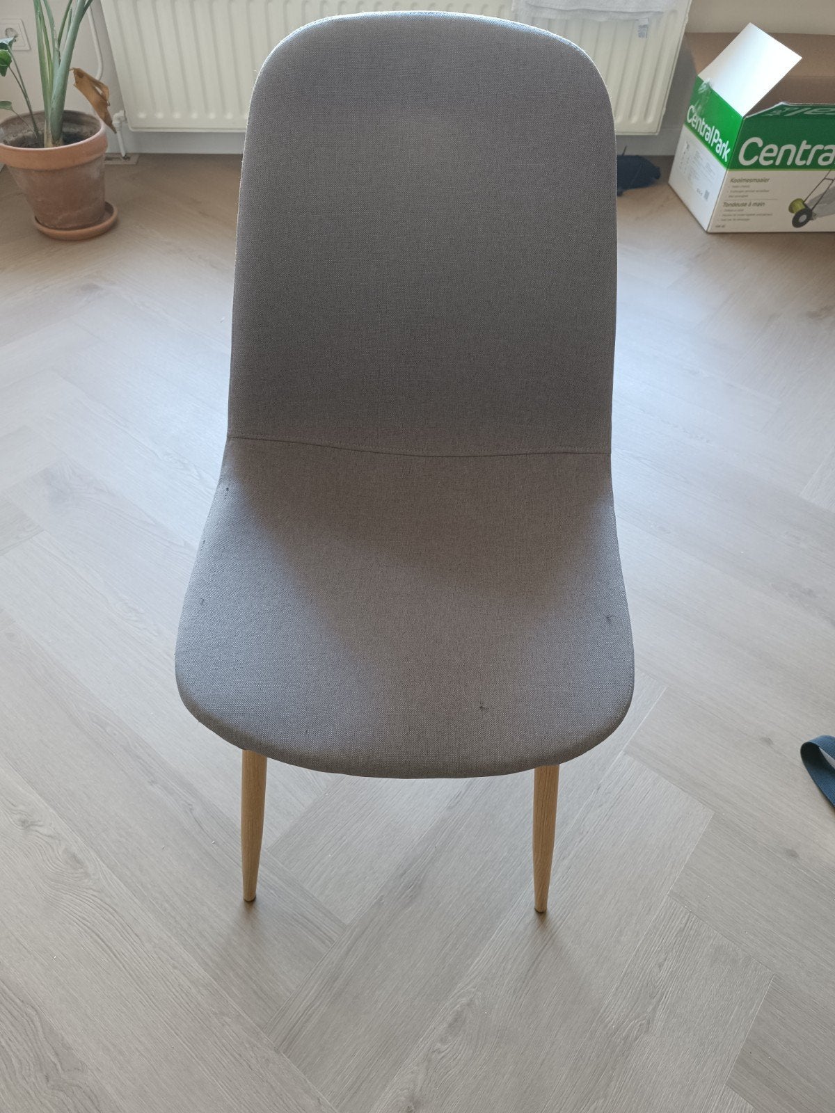 4 Grijze stoelen met hout-look poten - moeten weg, Ophalen, Hout, Gebruikt, Eén