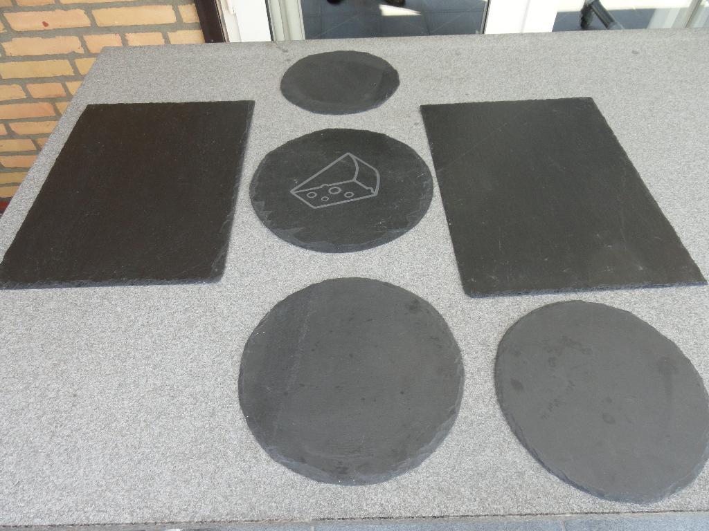 2 leistenen place-mats en 4 serveerplankjes/serveerborden, Ophalen, Zo goed als nieuw, Steen/keramiek, Zwart