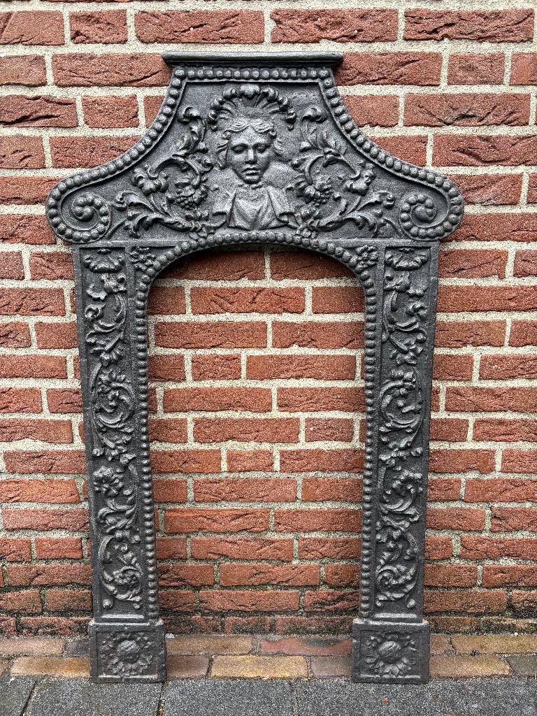 Prachtige gietijzeren haardplaat of kachelplaat achterplaat, Ophalen, Zo goed als nieuw, Vrijstaande haard, Overige soorten