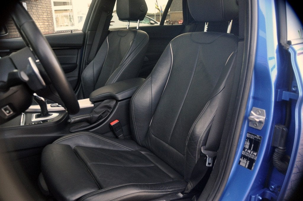 BMW 3 Serie Touring 320i M Sport Edition | Panoramadak | HUD, Automaat, 1998 cc, Achterwielaandrijving, Blauw