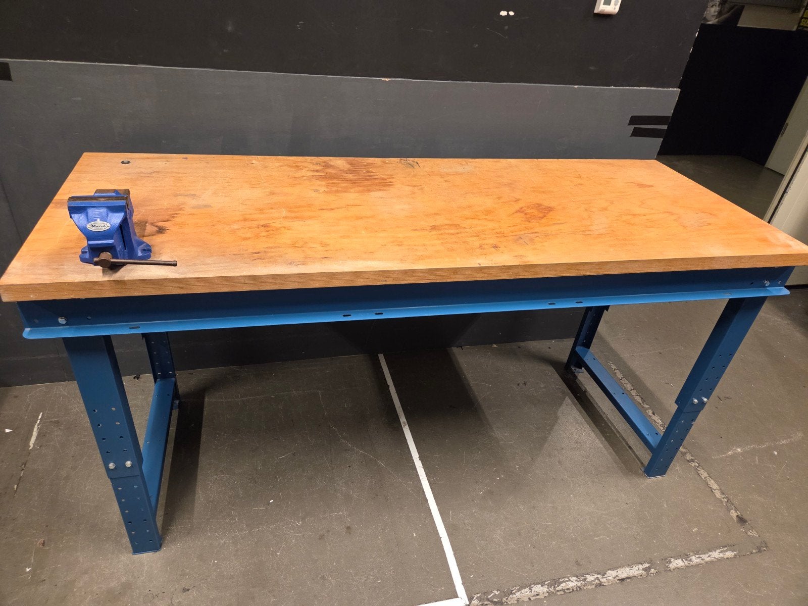 Stevige werkbank met bankschroef, Doe-het-zelf en Verbouw, Werkbanken, Ophalen of Verzenden, Zo goed als nieuw, 170 cm of meer