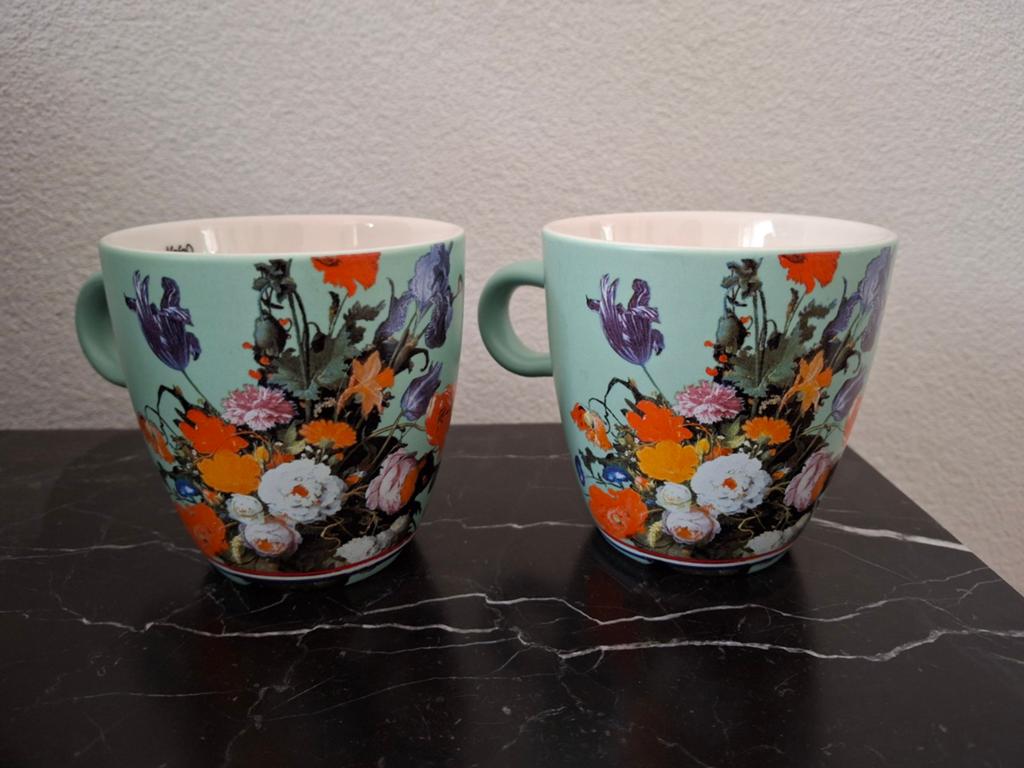 2 Douwe Egberts mokken Stilleven met bloemen en een horloge, Ophalen of Verzenden, Zo goed als nieuw, Overige stijlen, Kop(pen) en/of Schotel(s)