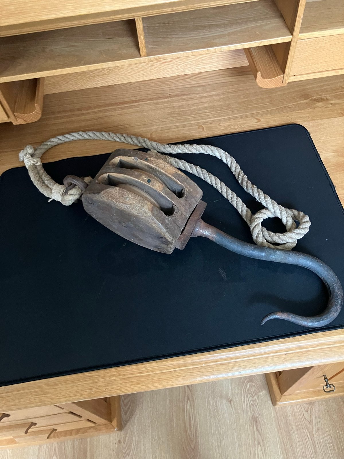 Antieke houten katrol met haak en touw, Ophalen