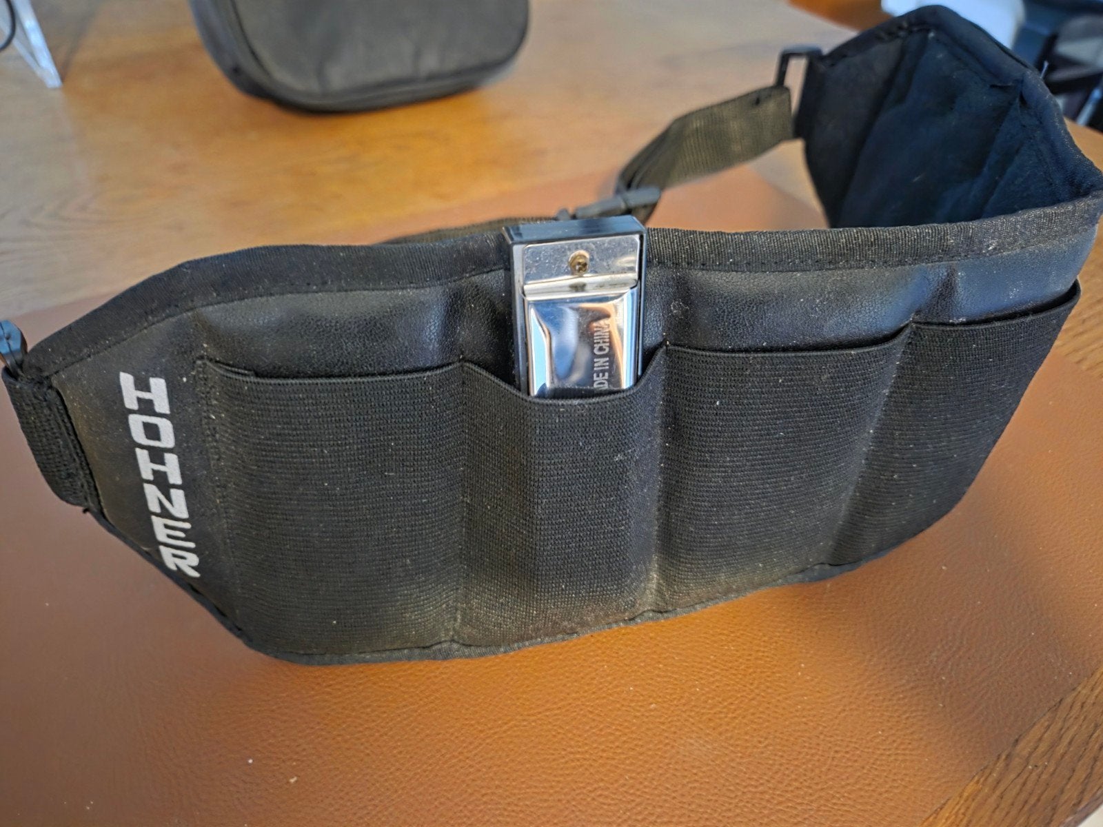 Hohner heupgordel voor 7 bluesharpjes, Muziek en Instrumenten, Ophalen of Verzenden, Gebruikt, Houtblazer, Met koffer of draagtas
