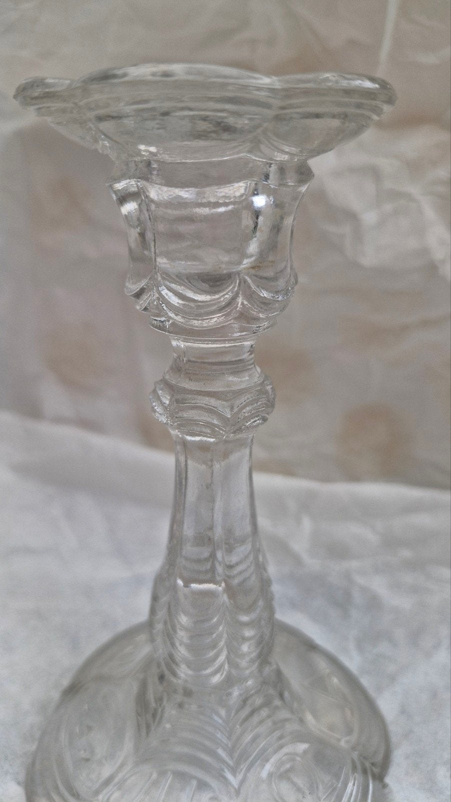 Antieke glazen kandelaar met religieuze symbolen, Ophalen of Verzenden, Glas