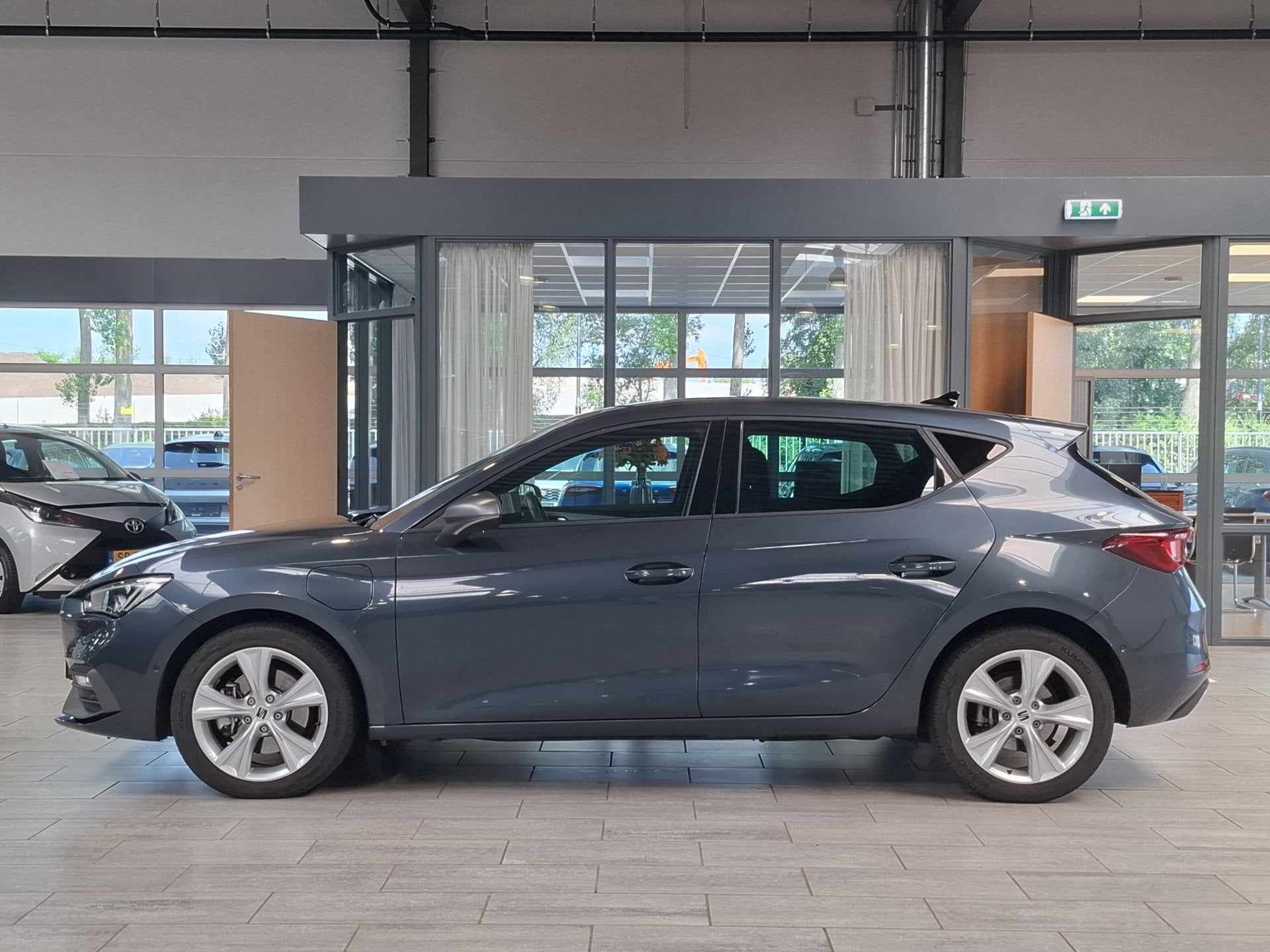SEAT Leon 1.5 TSI e-Hybrid 204 pk FR Business | Stoel- en st, Stof, Zwart, 4 cilinders, Bedrijf