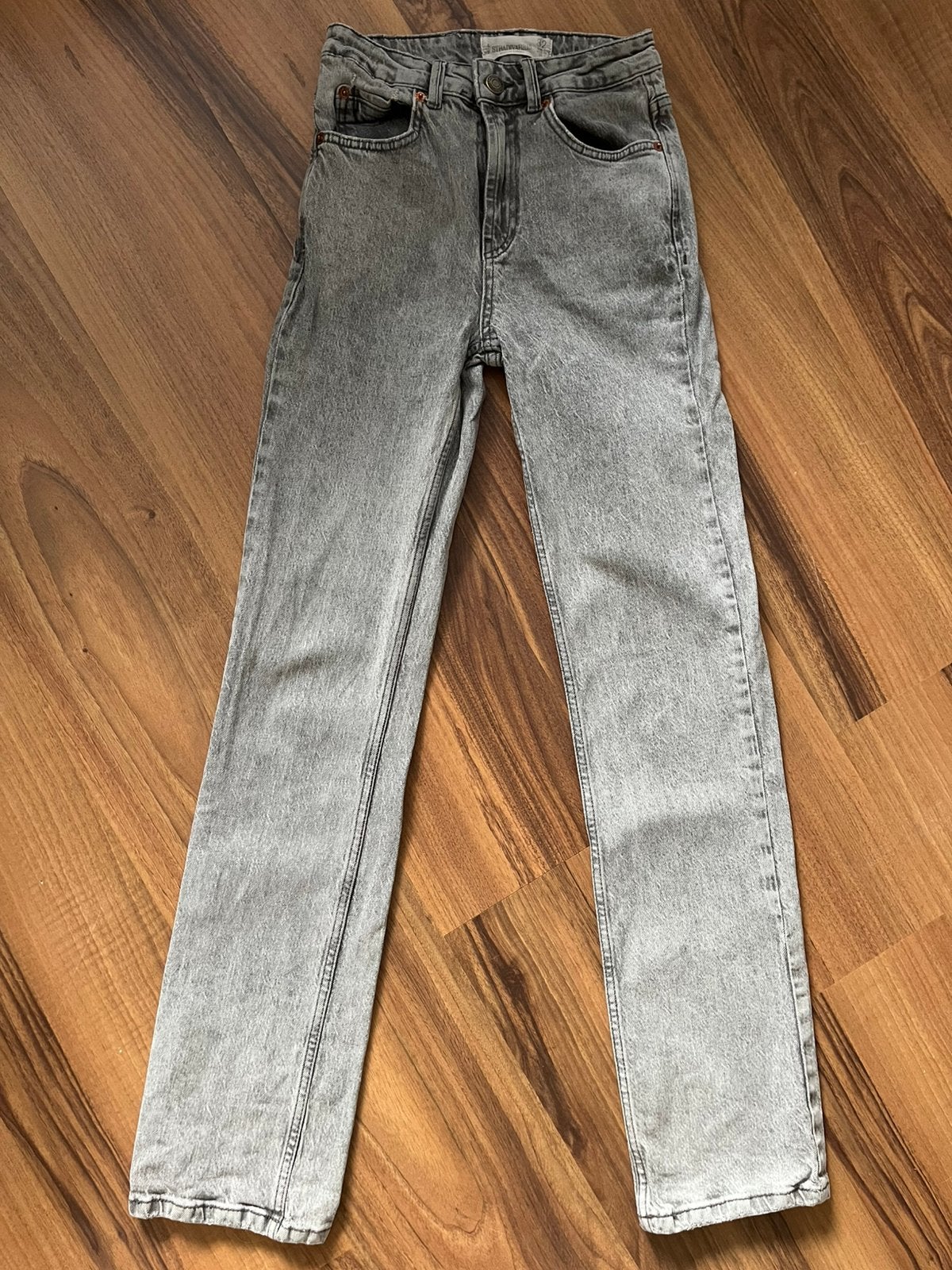Stradivarius D98 grijze jeans W32, Kleding | Dames, Ophalen of Verzenden, Zo goed als nieuw, Grijs, W30 - W32 (confectie 38/40)