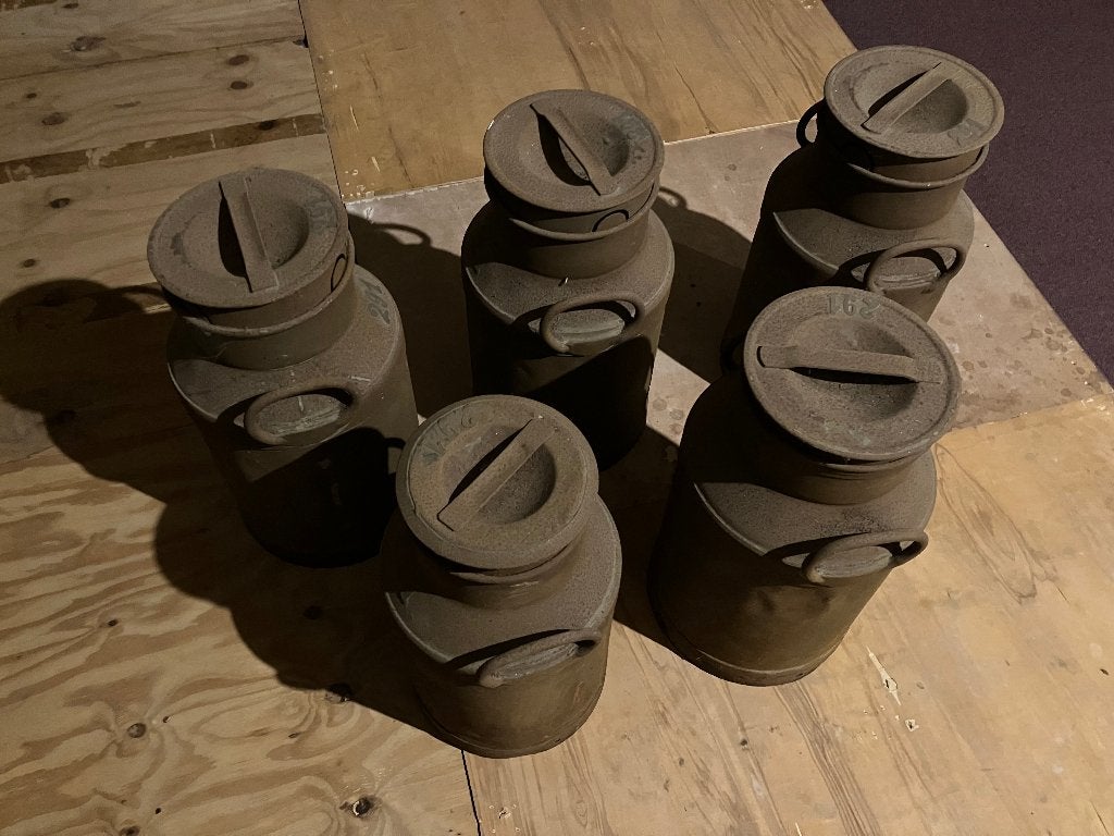 Vintage metalen melkbussen – set van 5, ca. 50 cm hoog, Antiek en Kunst, Ophalen