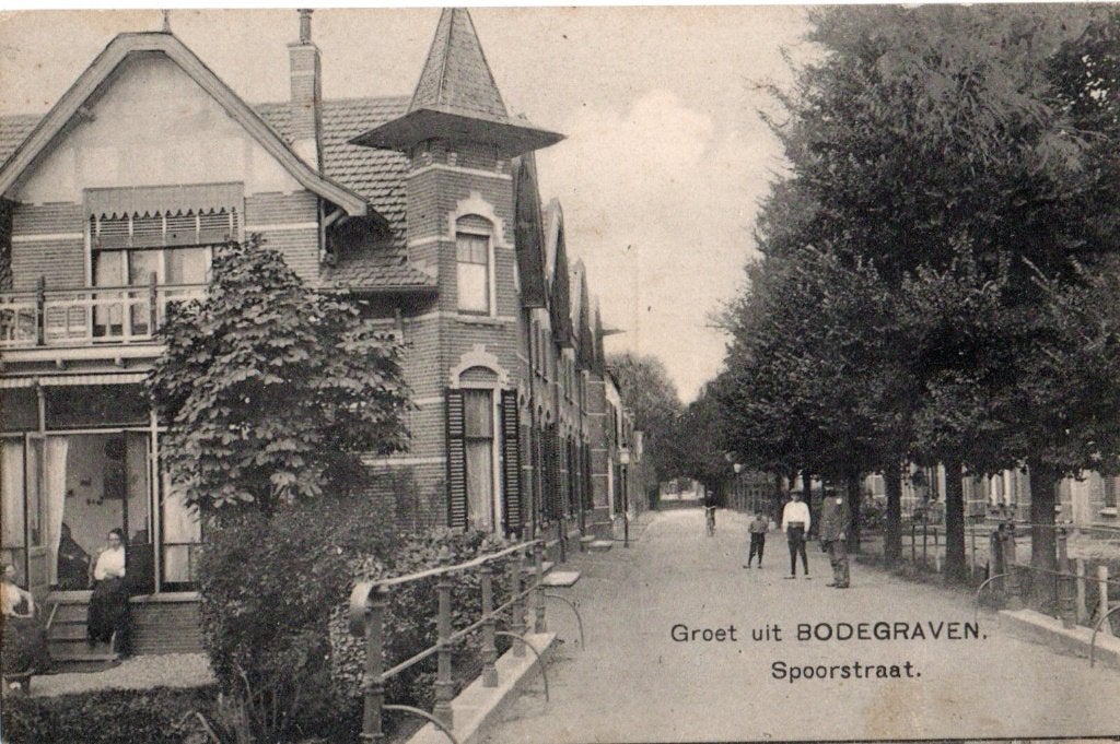 Bodegraven, Groet uit met Spoorstraat. 7416, Verzamelen, Ansichtkaarten | Nederland, Ophalen of Verzenden, Voor 1920, Ongelopen