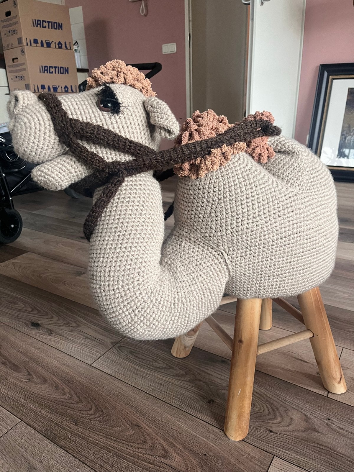 Handgemaakte gehaakte kameel krukje, Hobby en Vrije tijd, Knutselen, Ophalen, Handgemaakt, Beige, Zo goed als nieuw