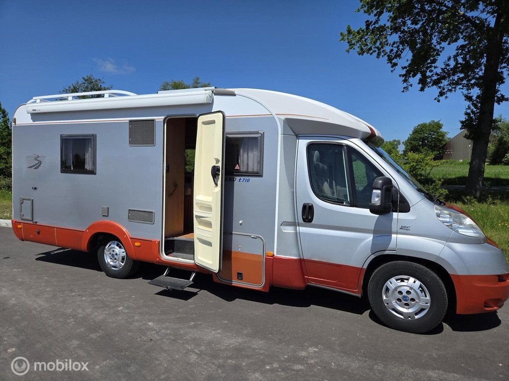 Bürstner Solano T710 Half-integraal 3.0 158Pk ☆XL-koelkas, Caravans en Kamperen, 7 tot 8 meter, Bedrijf, Koelkast, Bürstner