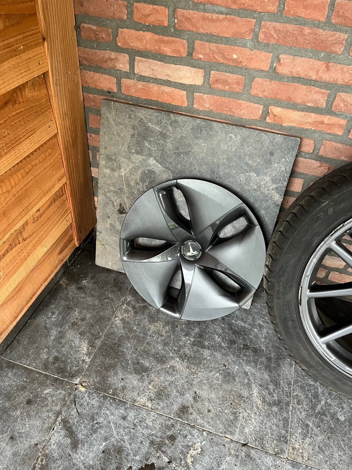 Foto 8 van Tesla Model 3 aero velgen 18 inch+winterbanden+wielkappen