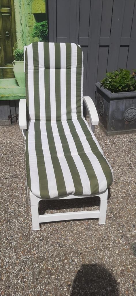 Verstelbare witte ligstoel met kussen, Tuin en Terras, Ophalen, Gebruikt, Kunststof, Verstelbaar