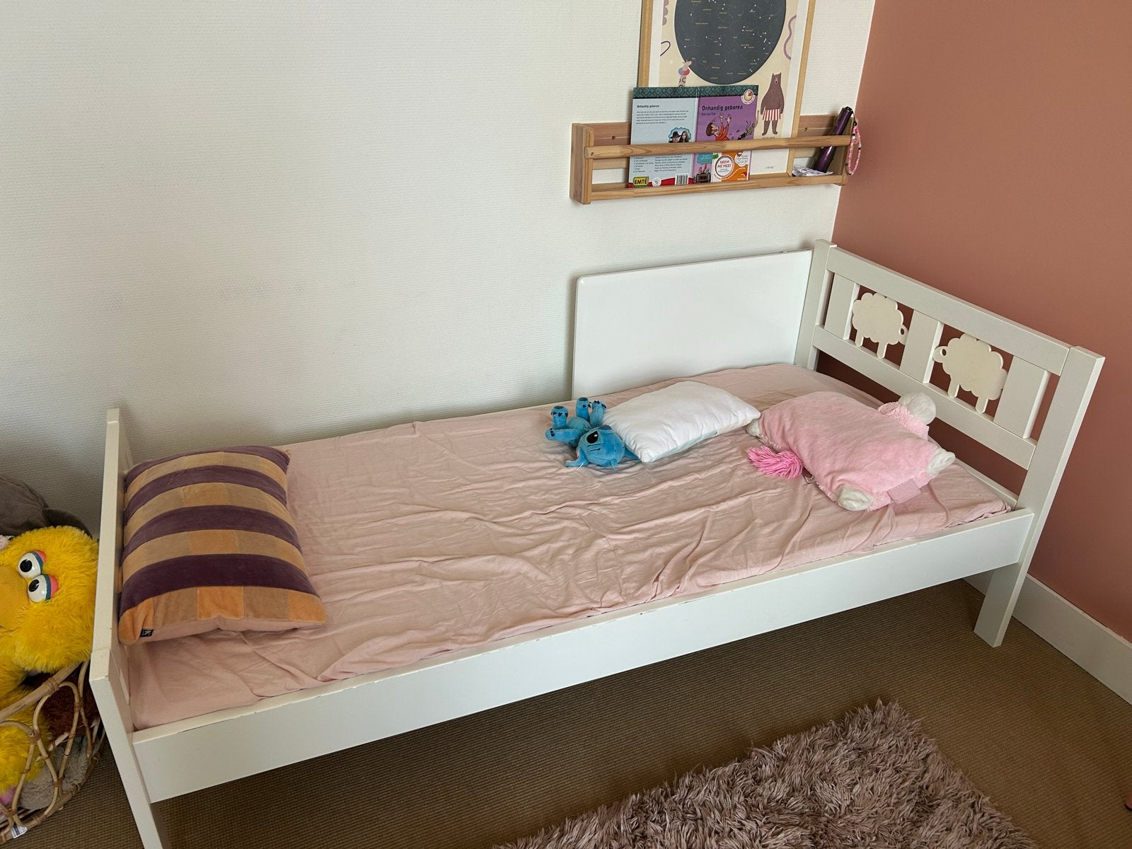 IKEA peuterbed met matras en matrasbeschermer, Huis en Inrichting, Ophalen, Gebruikt, Wit, 190 cm of minder