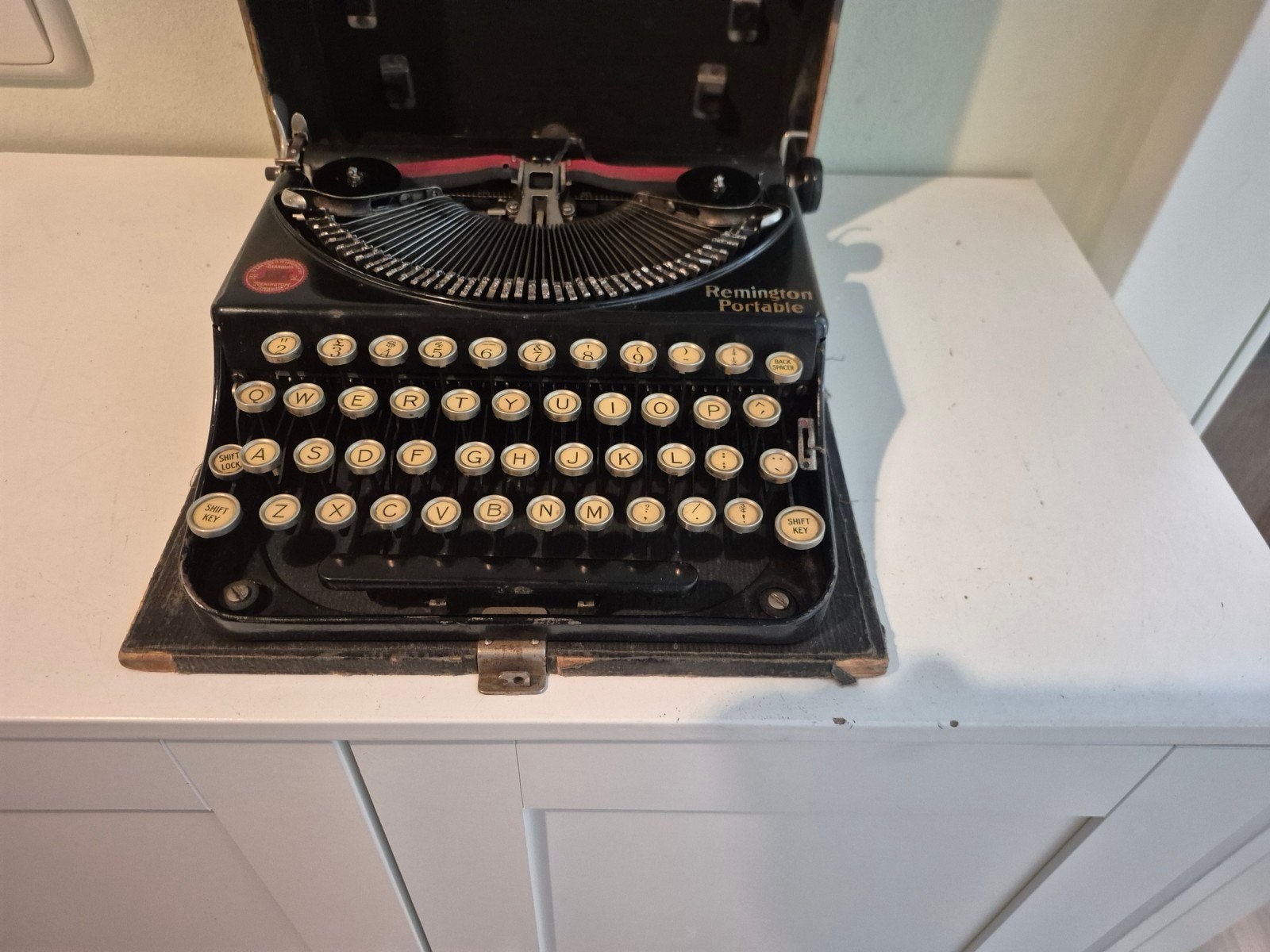 Antieke portable typemachime, Ophalen