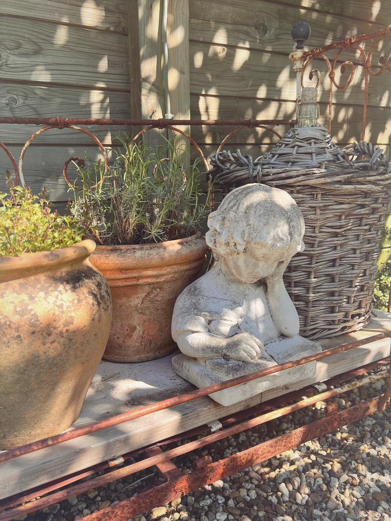 Brocante betonnen beeld / buste van een schrijvend meisje, Ophalen