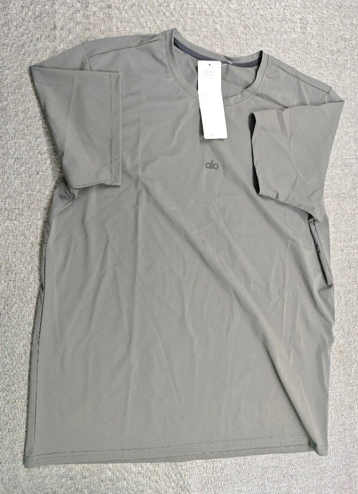 Alo Yoga sportset: T-shirt en korte broek, maat M, Kleding | Heren, Sportkleding, Fitness, Maat 48/50 (M), Nieuw, Ophalen of Verzenden