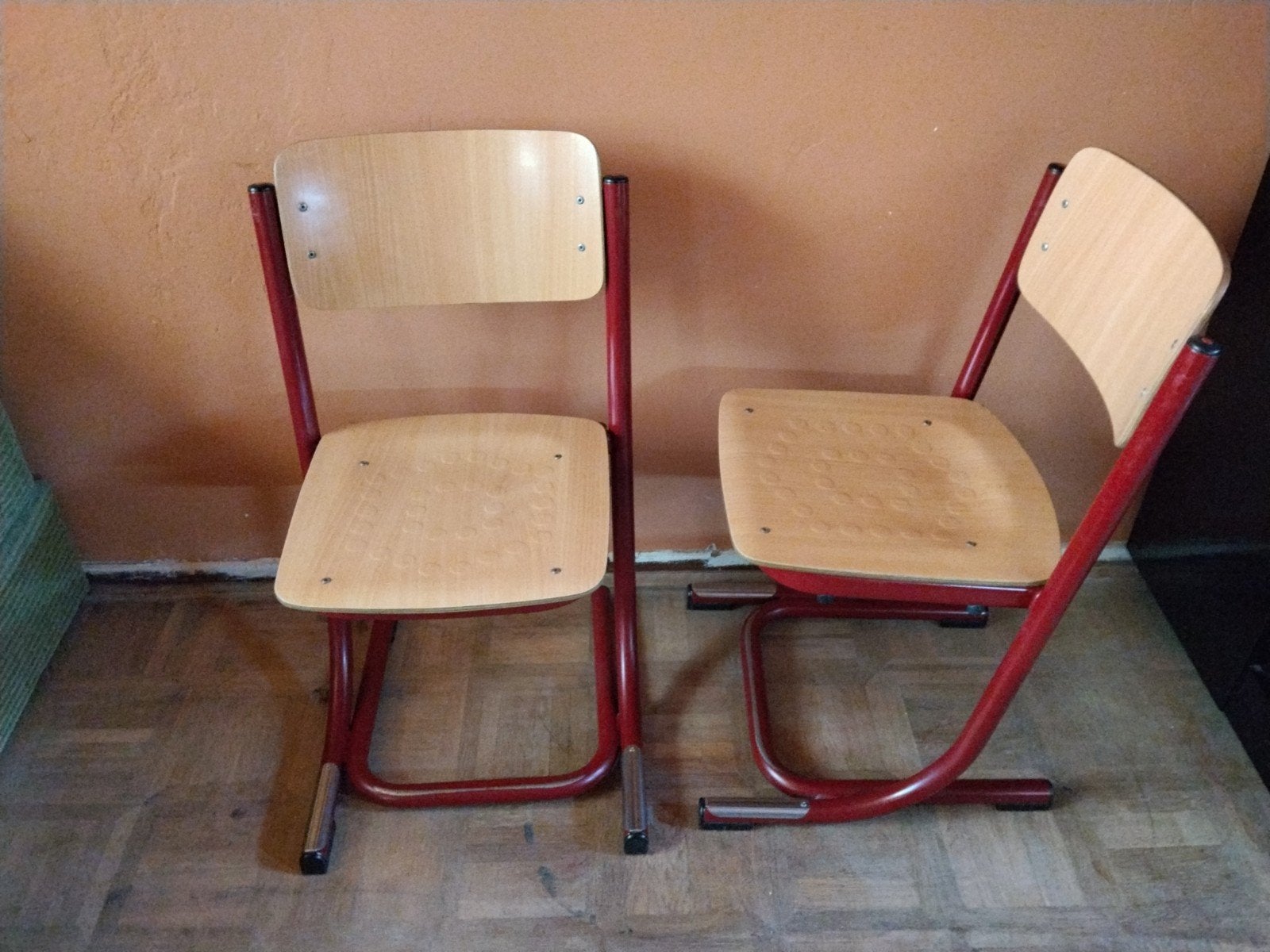 2 schoolstoelen Presikhaaf, rood metaal en hout, Ophalen, Gebruikt, Twee, Retro, Schoolmeubelen