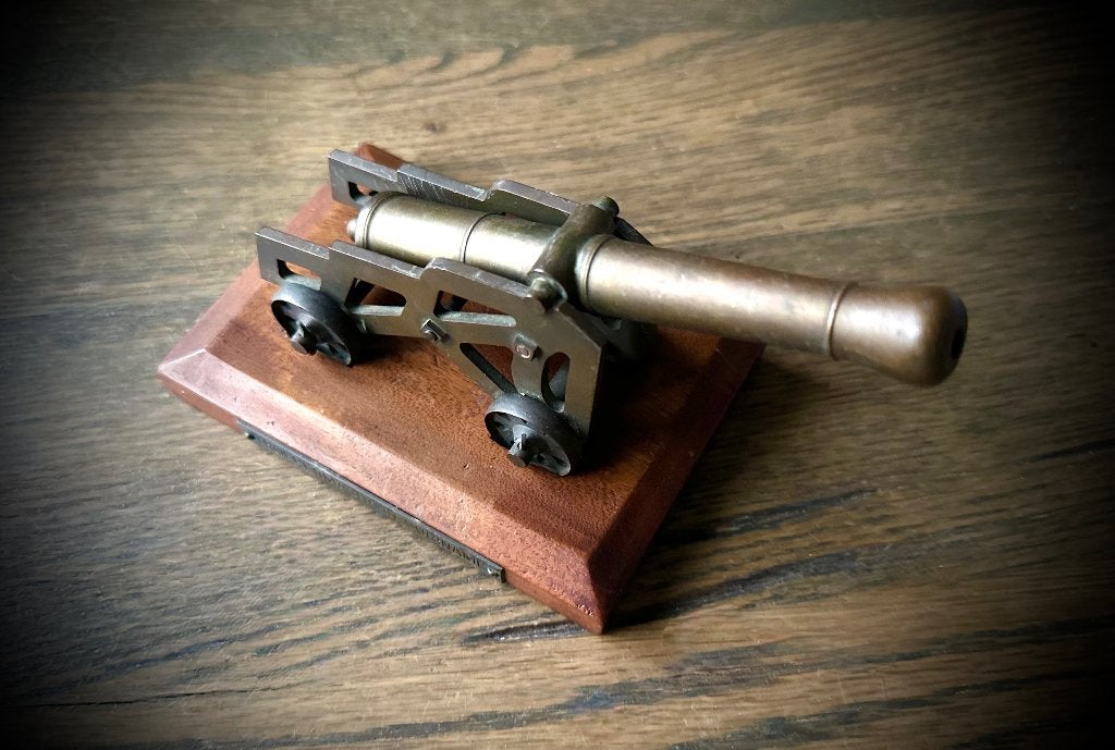 Miniatuur kanon TRIS Troepenmacht Suriname sokkel Militaria, Verzenden