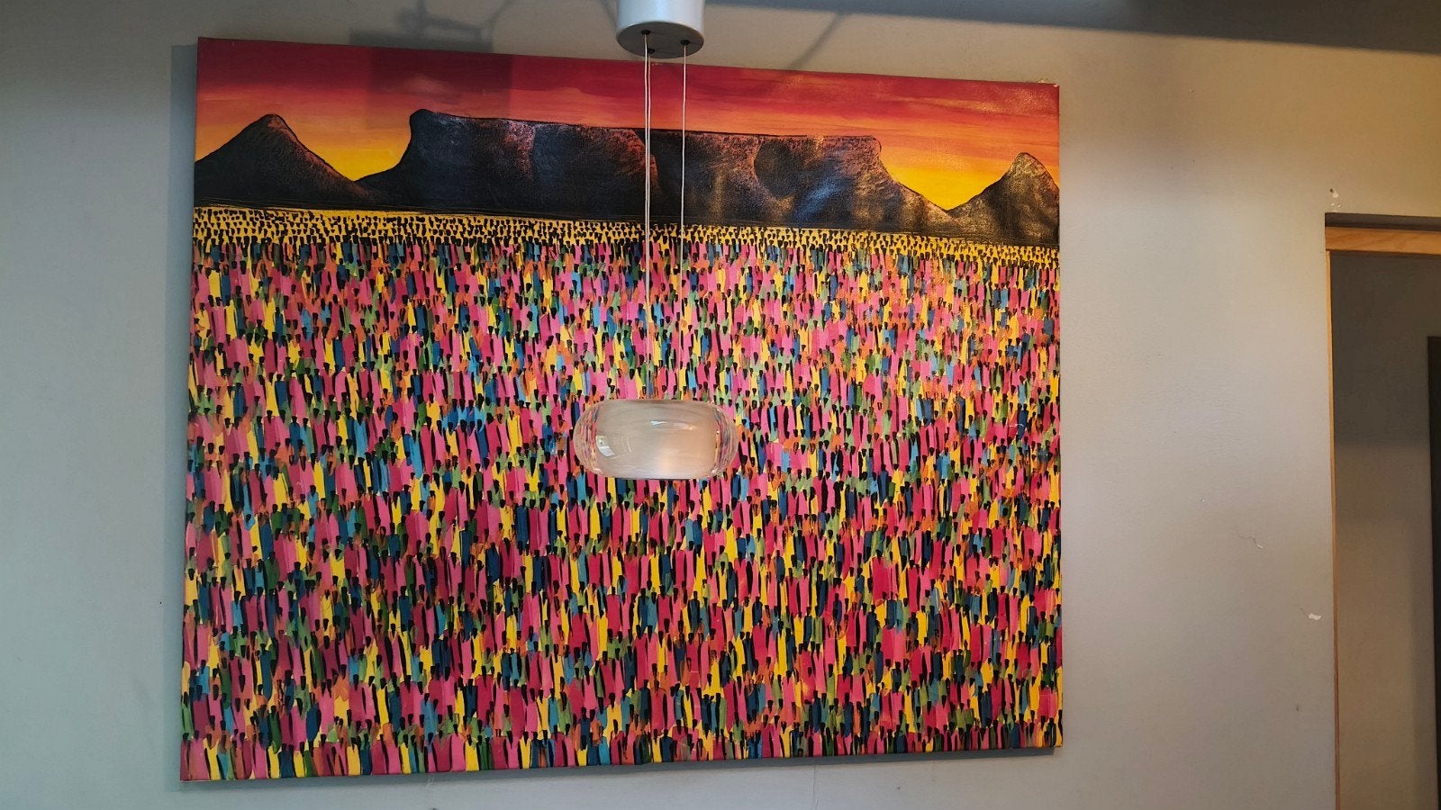 Kleurrijk schilderij met bergen en abstracte figuren, Ophalen of Verzenden