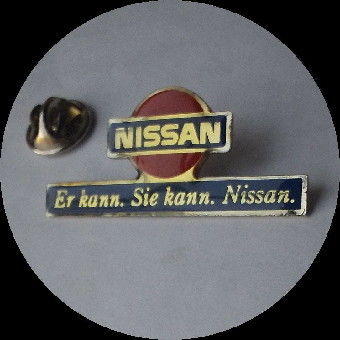 NISSAN pin,  Er kan Sie kann Nissan, Verzamelen, Ophalen of Verzenden, Zo goed als nieuw, Transport, Speldje of Pin