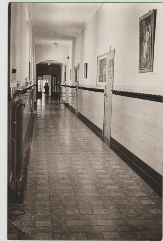 Zundert Internaat St. Anna 1958. Bovengang met klassen, Ophalen, 1940 tot 1960, Ongelopen, Noord-Brabant