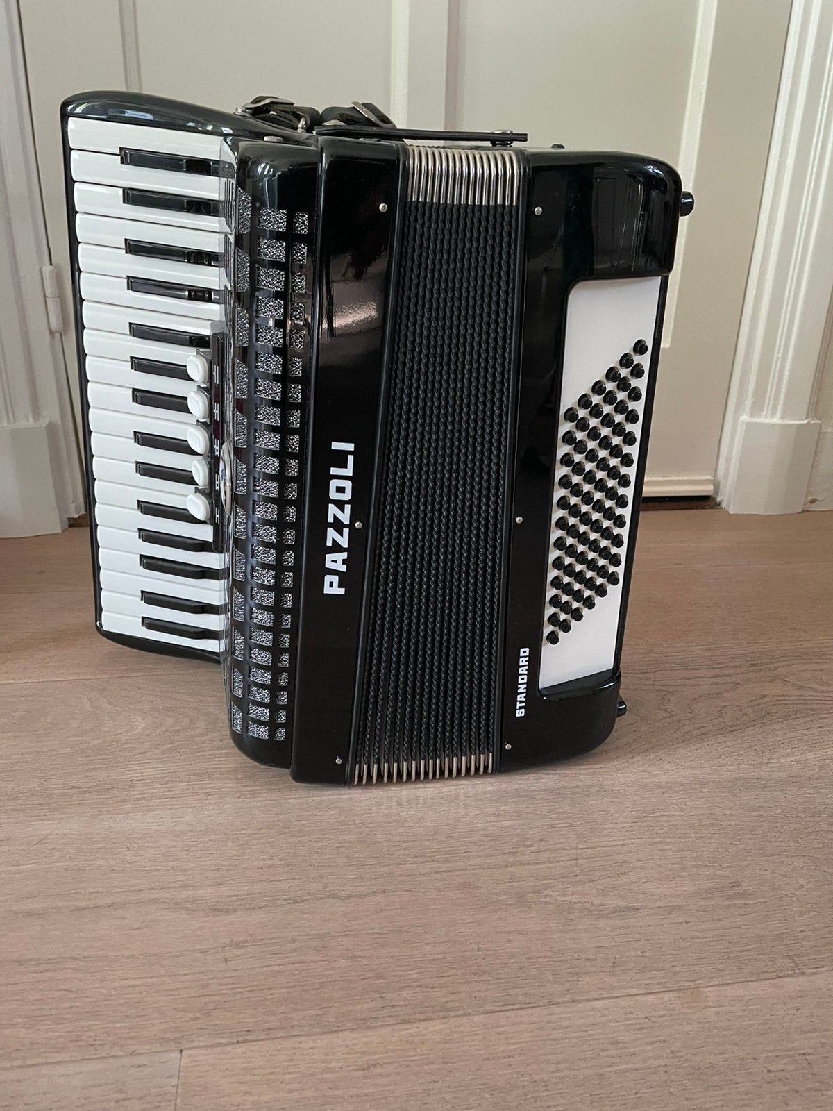 Accordeon 72 bas Pazzoli, Muziek en Instrumenten, Accordeons, Overige merken, Gebruikt, 72-bas, Met koffer