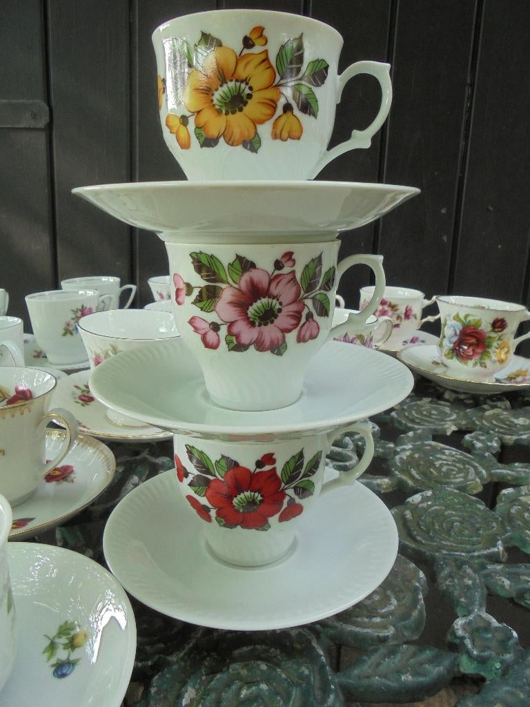 Vintage! 3 x Koffiekop en schotel gele, rode en roze bloem, Ophalen of Verzenden