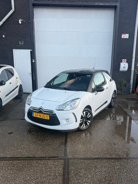 Citroën DS3 1.6 VTI 88KW 2010 Wit ( Nap/Airco/NewApK), Auto's, Voorwielaandrijving, Dealer onderhouden, 40 €/maand, Zwart