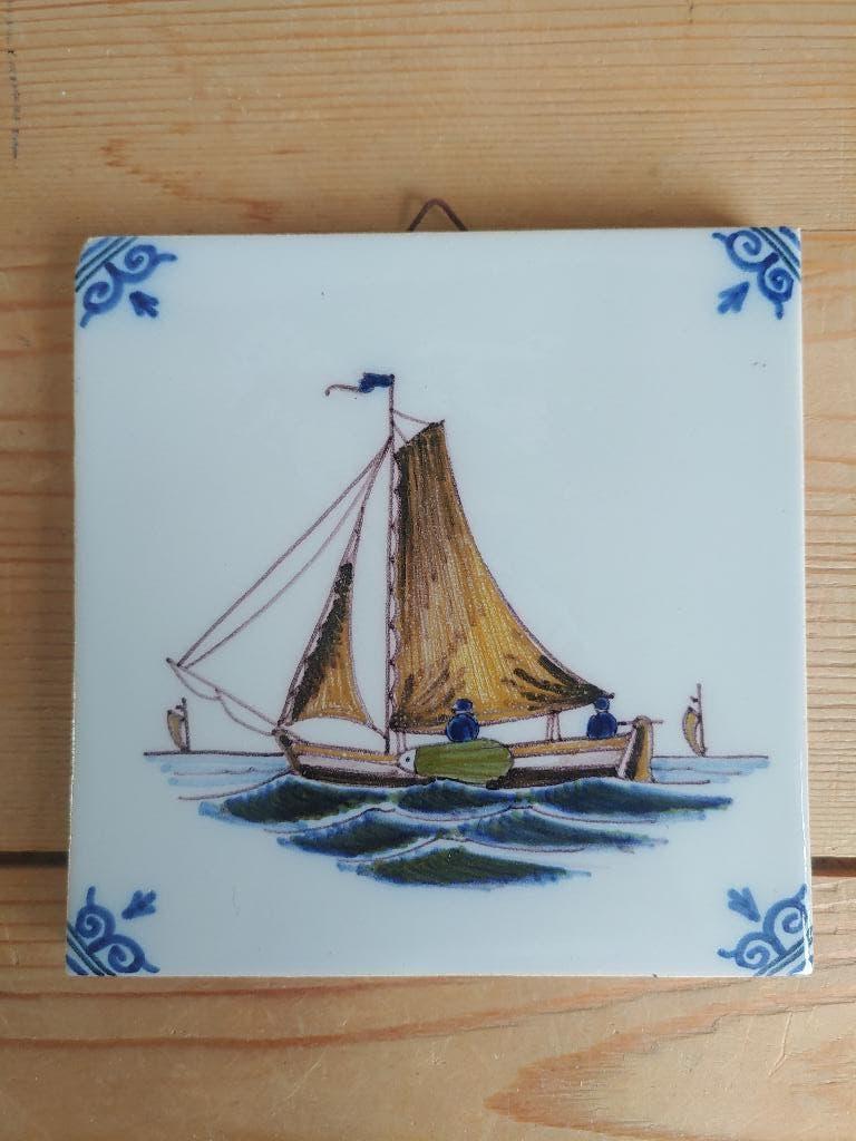 Royal Tichelaar Makkum tegel 13x13 cm skûtsje zeilboot, Ophalen of Verzenden