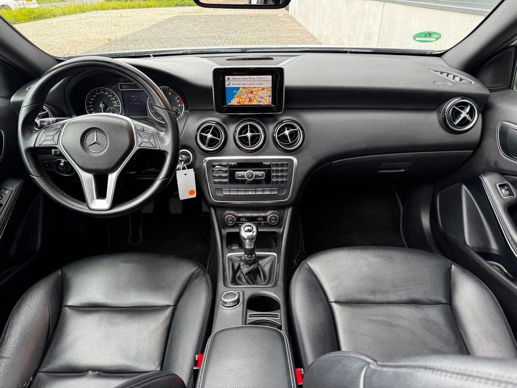 Mercedes-Benz A-klasse 180 Ambition|PANO|6BAK|LEDER|NAVI|XEN, Gebruikt, Euro 6, 4 cilinders, 685 kg