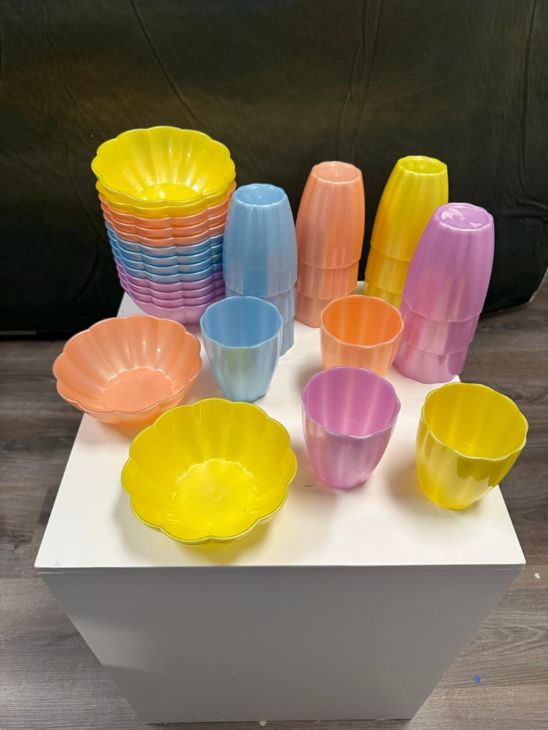 Set van kleurrijke plastic kommen en bekers, Ophalen, Overige typen, Kunststof, Zo goed als nieuw