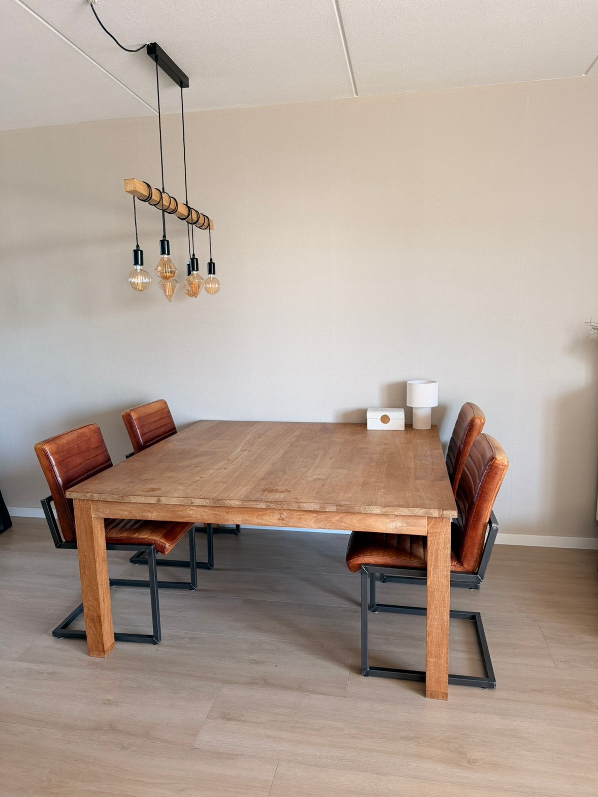 Teakhouten tafel met 4 leren stoelen, Huis en Inrichting, Tafels | Eettafels, Strak modern, Ophalen of Verzenden, Zo goed als nieuw