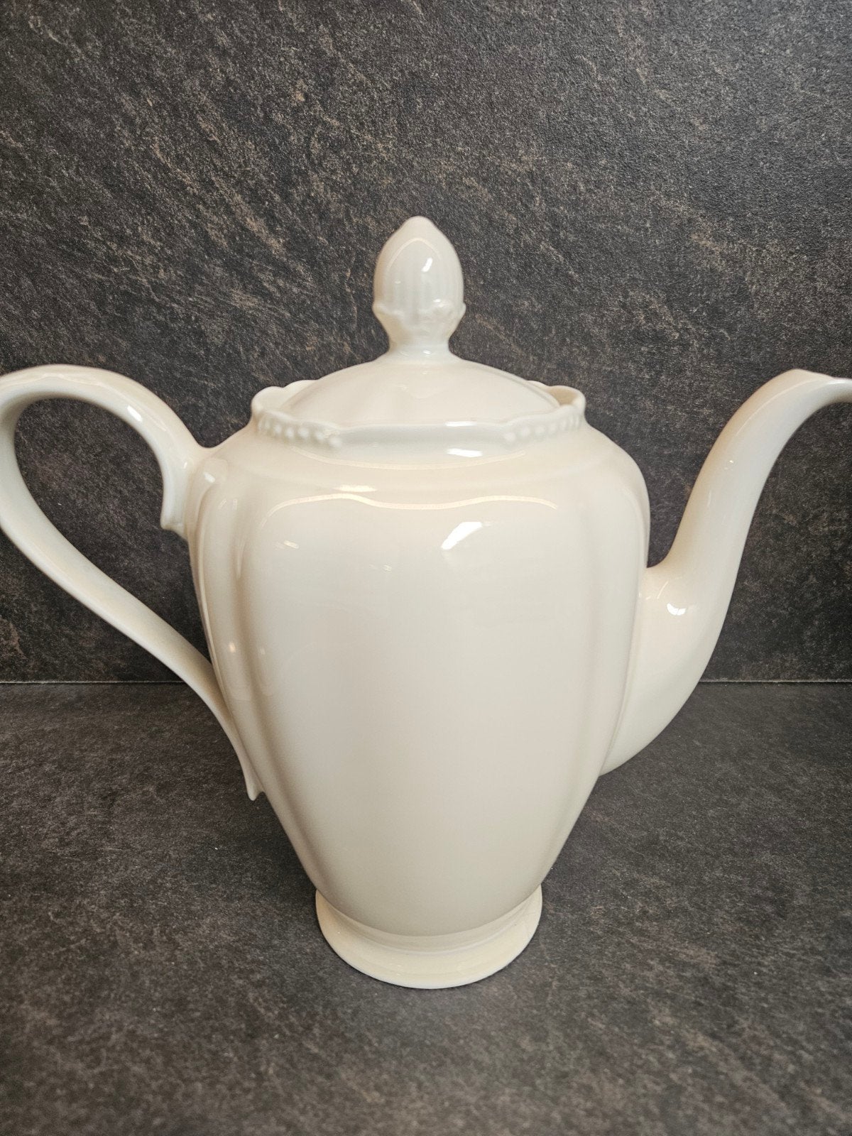 Crèmekleurige theepot met elegant design, Ophalen of Verzenden