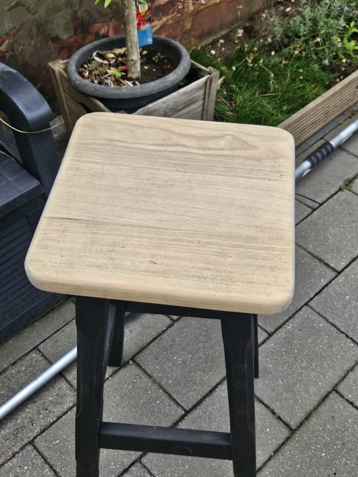 Houten kruk - Zwart onderstel, licht houten zitting, Huis en Inrichting, Ophalen, Gebruikt, 60 tot 90 cm, 1 kruk