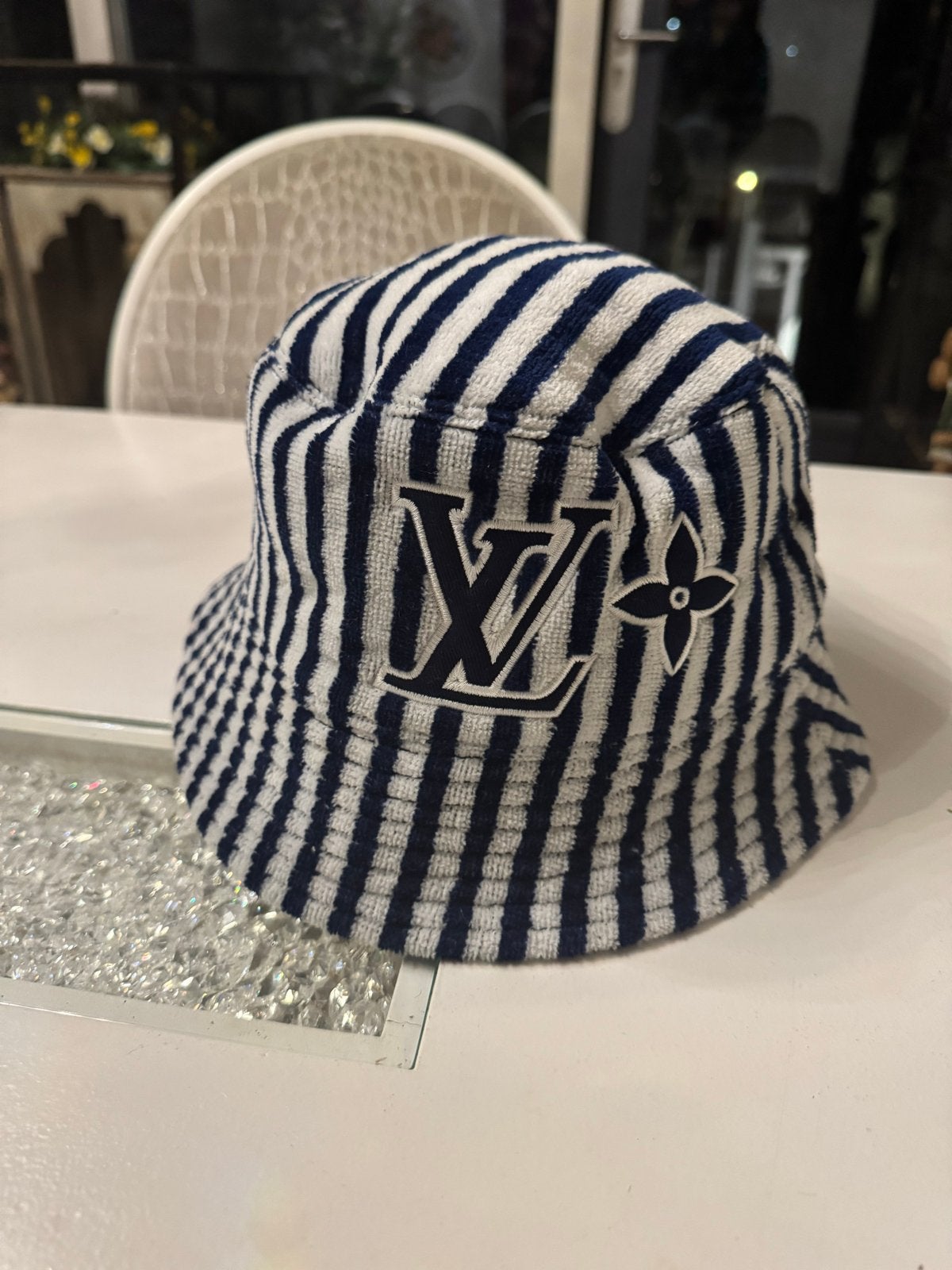 Louis Vuitton Bucket Hat - Blauw/Wit Gestreepte Badstof, Kleding | Dames, Hoeden en Petten, Zo goed als nieuw, Hoed, Ophalen of Verzenden