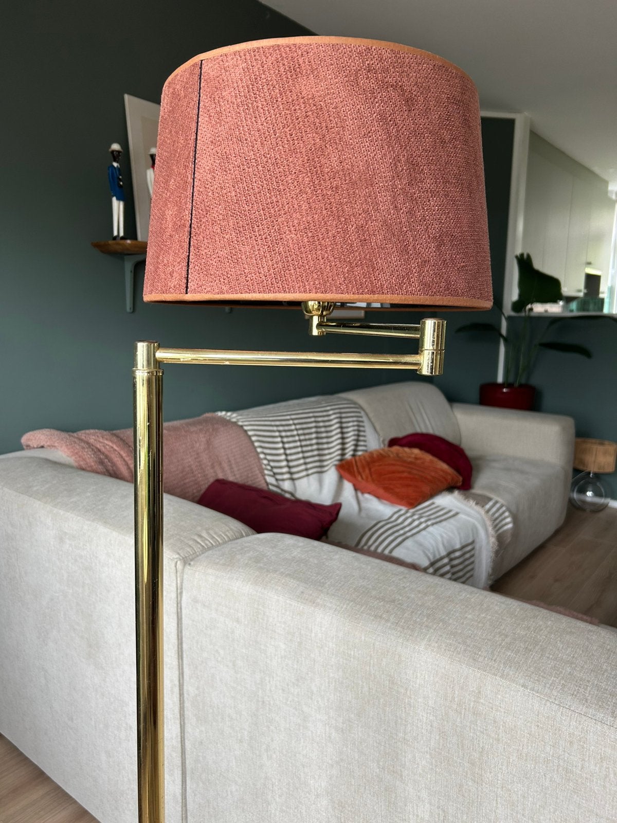 Retro vintage gouden vloerlamp met zwenkarm en lampenkap, Ophalen, 100 tot 150 cm, Midcentury modern, Nieuw